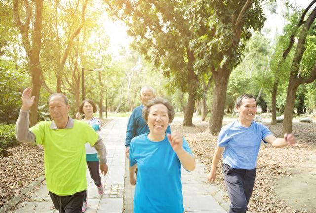 走路锻炼的好处太多了！调查发现：除了降血压，还对3种病有益