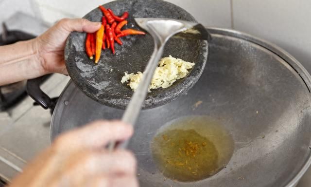 哪一种食用油耐炸，适合高温烹饪？