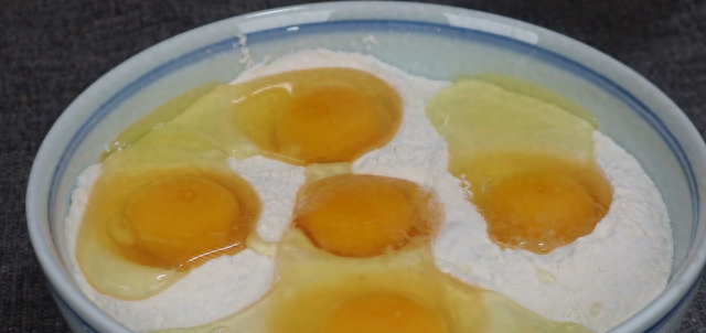 1碗面粉，5个鸡蛋，教你简单一做，松软不回缩，好吃不怕胖