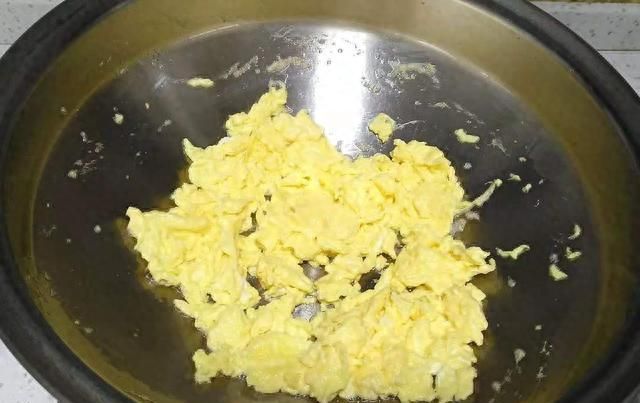 1把韭黄3个鸡蛋，随手一炒就很下饭，没有肉照样好吃
