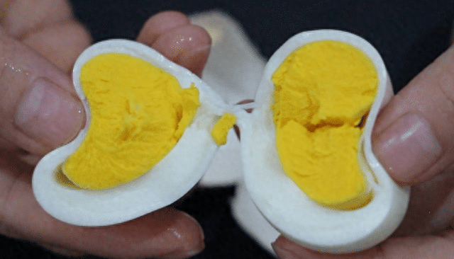 水煮鸡蛋，剥开有一个"小黑点"，鸡蛋到底还能不能吃？