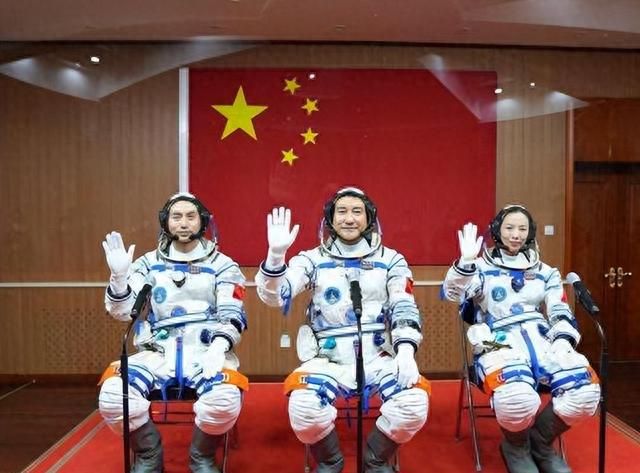 中国进过太空的14名航天员，如今都是啥军衔？8人少将6人大校