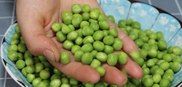 趁着豌豆便宜，教你一招豌豆保存技巧，不焯水，放一年还很新鲜