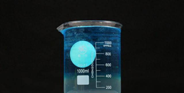 如何利用神奇的密度差，控制“蓝色鸡蛋”轻松悬浮水中央！