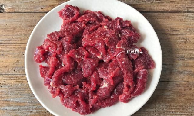 大排档美食第一名的是铁板牛肉，肉质嫩滑爽口味道香，难怪畅销