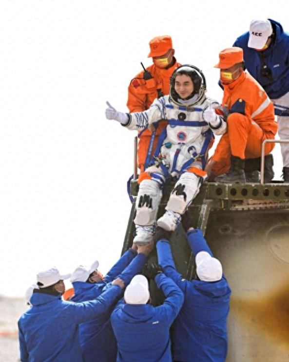 我国共14位航天员飞上太空，为何只有聂海胜景海鹏，能获八一勋章