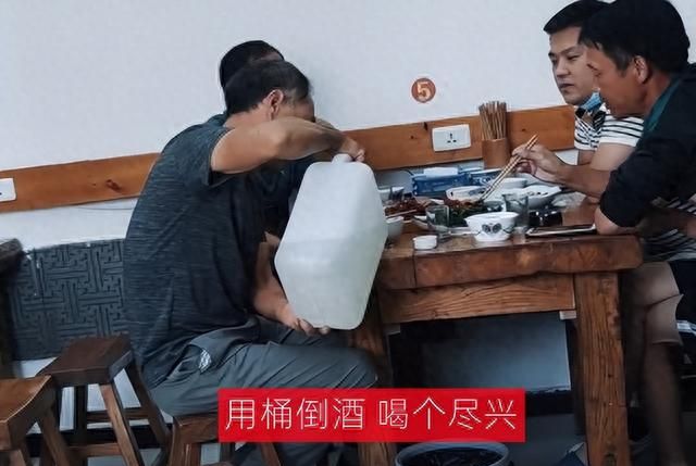 生死局？陕西四男子聚餐，用塑料桶装酒，一桶二十斤，要喝尽兴