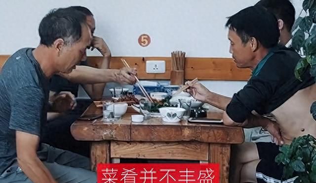 生死局？陕西四男子聚餐，用塑料桶装酒，一桶二十斤，要喝尽兴