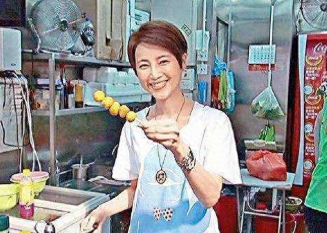 港姐冠军谭小环，被TVB封杀后，靠卖鱼蛋为生，街头亲自招待客人