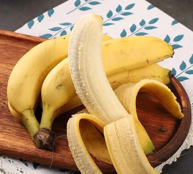 香蕉皮是个好东西，拿来养花妙用多