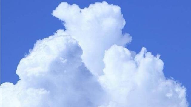 天上的云彩都是水蒸气形成的吗？为啥都飘在天上？其实地面上也有