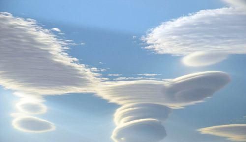 天上的云彩都是水蒸气形成的吗？为啥都飘在天上？其实地面上也有