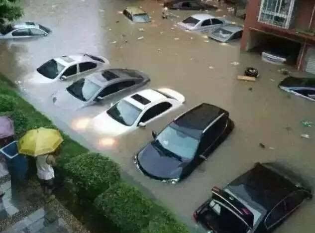 为何下暴雨的时候，车主任由汽车被水淹，也不把车开走？涨知识了