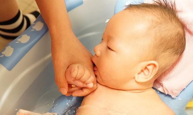 新生儿宝宝要洗脸吗？5个步骤顺序不能错，重点是关注这些细节